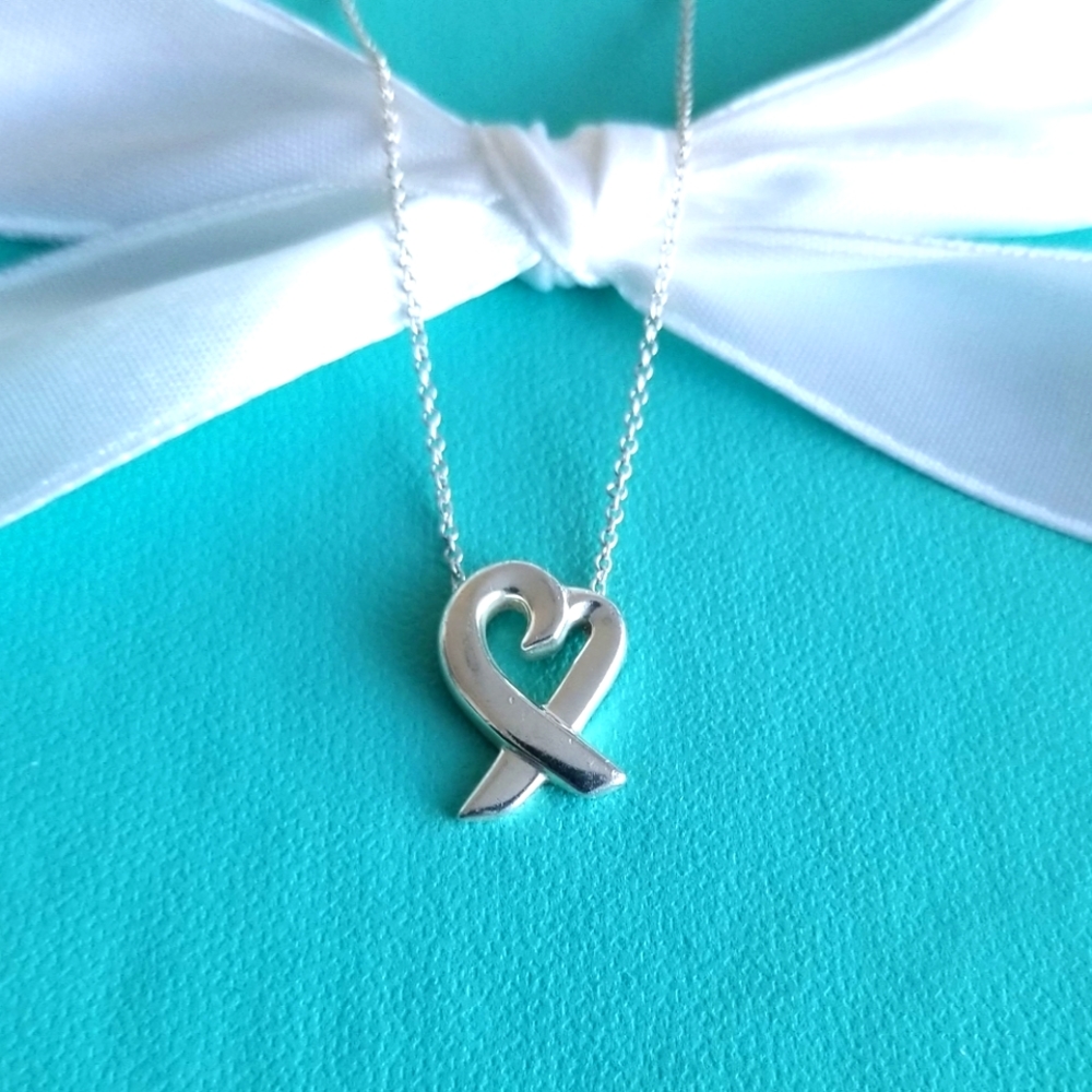Loving heart pendant necklace